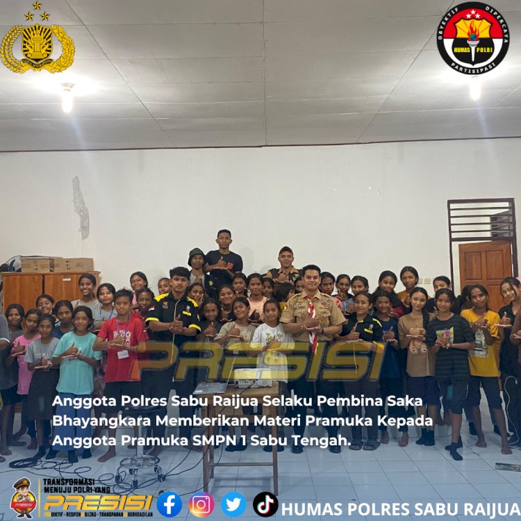 AnggotaPolres Sabu Raijua selaku Pembina Saka Bhayangkara memberikan materi Pramuka Kepada Anggota Pramuka SMPN 1 Sabu Tengah