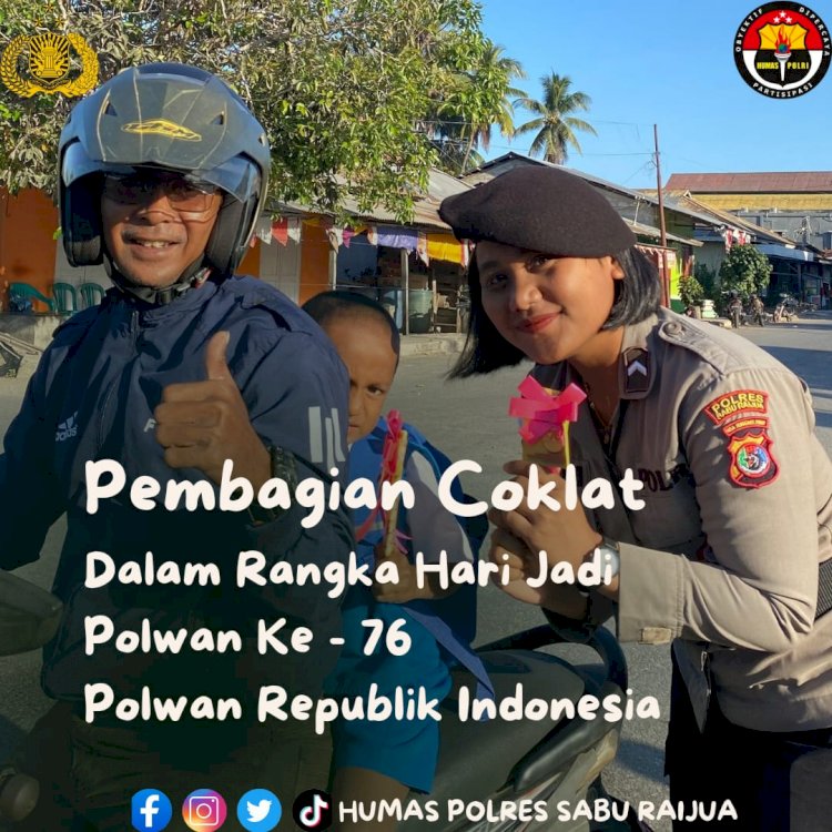 Sambut HUT Polwan Ke – 76, Polwan Polres Sabu Raijua Bagikan Coklat Kepada Pengendara.