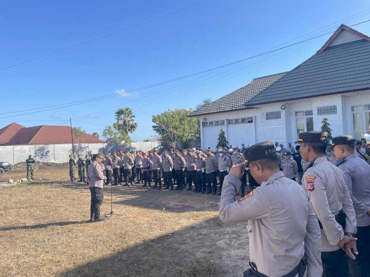 Personil Polres Sabu Raijua melaksanakan pengamanan pendaftaran calon Bupati dan Wakil Bupati Sabu Raijua yang berlangsung di Kantor KPUD Kab. Sabu Raijua