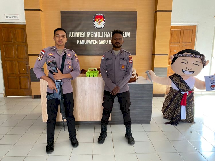 Polres Sabu Raijua tempatkan personelnya untuk mengamankan kantor Komisi Pemilihan Umum Daerah (KPUD), Badan Pengawas pemilu ( BAWASLU ) dan Gudang logistik pilkada Kab. Sabu Raijua.