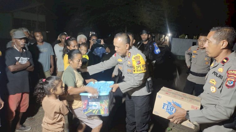 Kapolres Flotim Serahkan Bantuan Sembako kepada Korban Bentrok di Desa Bugalima