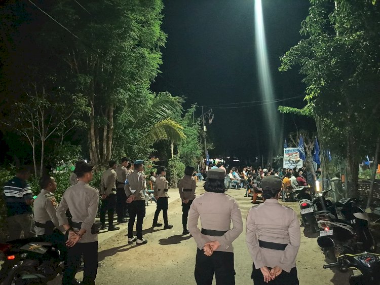 Anggota Polres Sabu Raijua Mengamankan Jalannya Kampanye Salah Satu Paslon Bupati Dan Calon Wakil Bupati Kab. Sabu Raijua