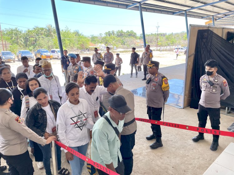 Personel Polres Sabu Raijua Laksanakan Pengamanan Debat Pertama Paslon Bupati Dan Wakil Bupati Kab. Sahu Raijua