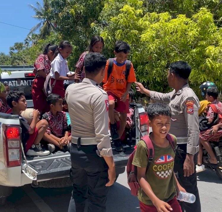 Membantu Pelajar Dan Beri Rasa Aman, Sat Lantas Polres Sabu Raijua Mengantar Anak Sekolah Dengan Mobil Patroli.