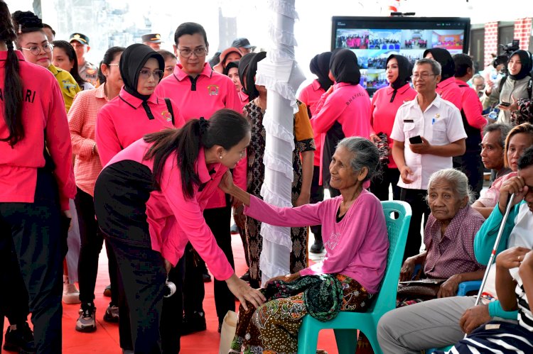 Bantuan Bhayangkari untuk Masyarakat Rote Ndao: Ny. Juliati Sigit Prabowo Berbagi Kebaikan dengan Ribuan Paket Bansos Bagi Masyarakat dan Anak Sekolah