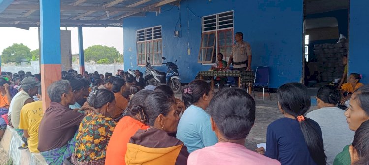 Kanit Binmas Polsek Hawu Mehara Polres Sabu Raijua Laksanakan Kegiatan Bintibmas Dan Cooling System Di Kantor Desa Ledeae