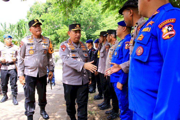 Kapolri Tinjau Posko Pengungsi Erupsi Gunung Lewotobi di NTT