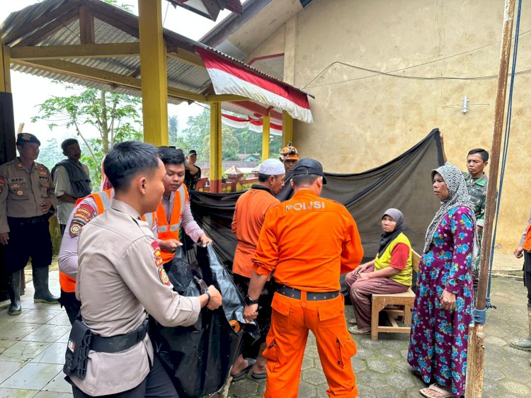 Brimob Bergerak Bantu Evakuasi Korban Banjir dan Longsor di Jateng