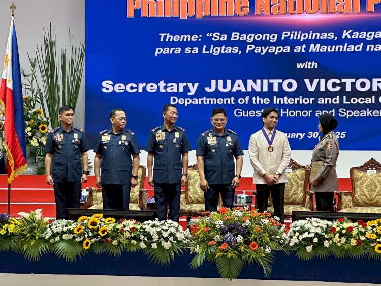 KOMBES POL RETNO PRIHAWATI TERIMA PENGHARGAAN DARI KEPALA KEPOLISIAN FILIPINA ATAS KONTRIBUSI DALAM KERJA SAMA HUKUM RI-FILIPINA