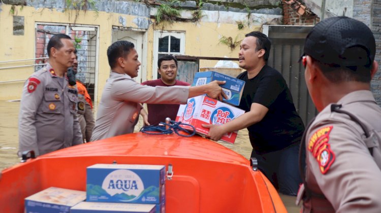 Polri salurkan bantuan dan evakuasi warga terdampak banjir di Bekasi dan Depok