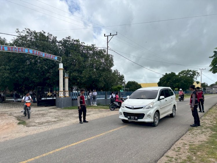 Anggota Sat Samapta Polres Sabu Raijua Laksanakan Pengaturan Lalu Lintas di Jam Pulang Sekolah