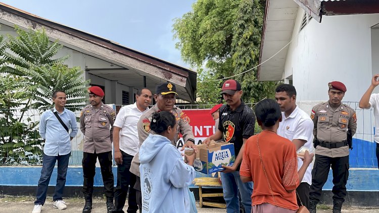 Sat Reskrim Polres Sabu Raijua Melakukan Pembagian Takjil Jelang Buka Puasa