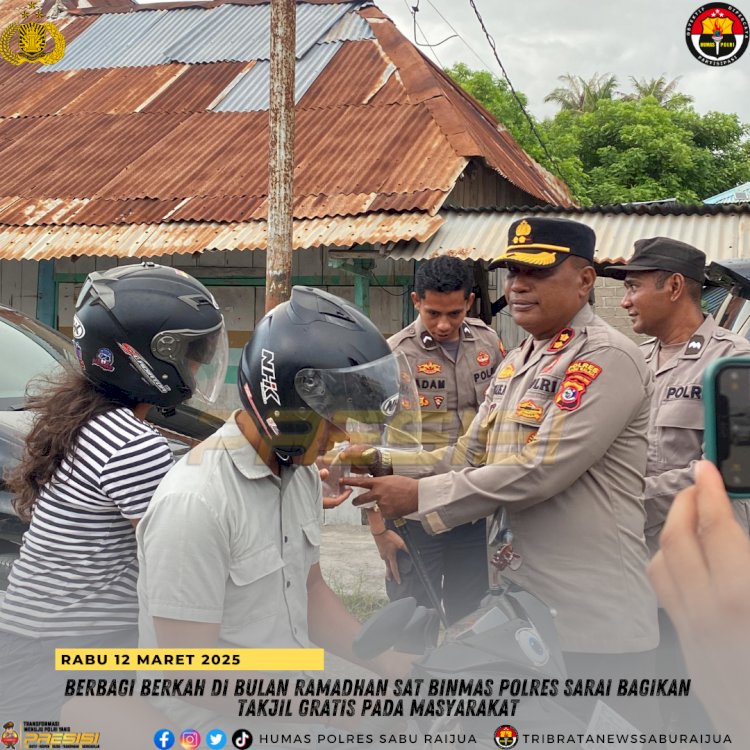 SATUAN BINMAS POLRES SABU RAIJUA BAGIKAN TAKJIL GRATIS PADA MASYARAKAT