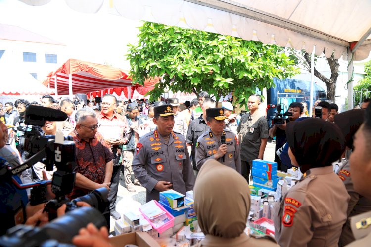 Kapolri Bagikan Sembako dan Alat Bantu Disabilitas di Puncak Bakti Kesehatan
