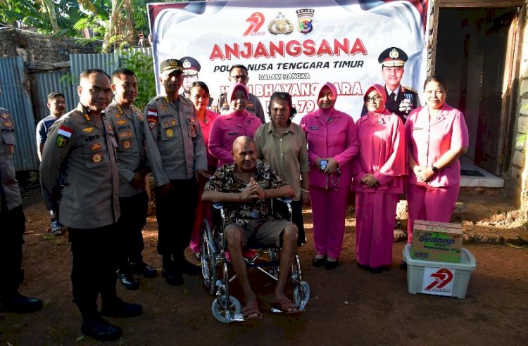 Polri Untuk Masyarakat, Kapolda NTT Irjen Pol. Rudi Darmoko Berikan Bantuan Kursi Roda Untuk Anggota yang Derita Penyakit Menahun*