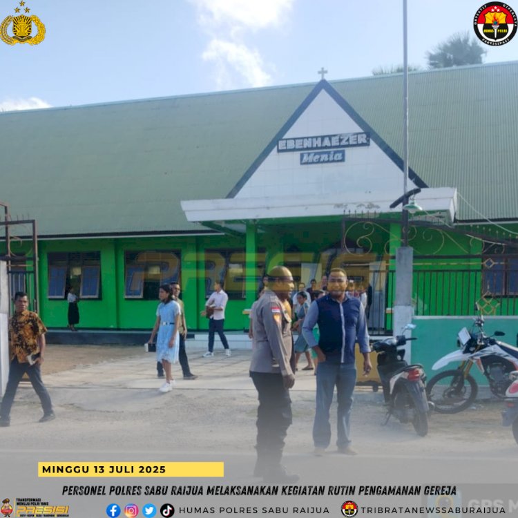 Personil Polres Sabu Raijua melaksanakan kegiatan rutin Pengamanan Gereja.