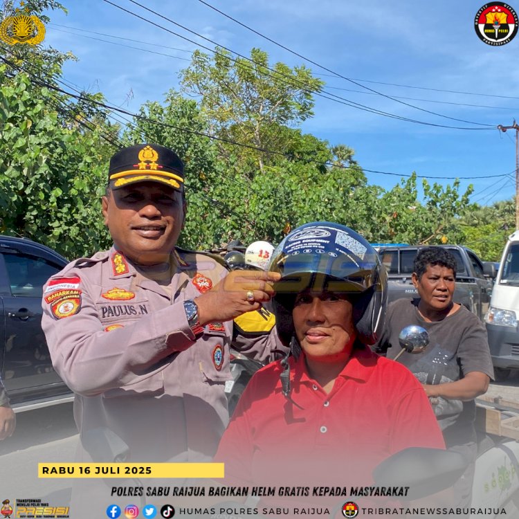 Polres Sabu Raijua Bagikan Helm Gratis Kepada Masyarakat