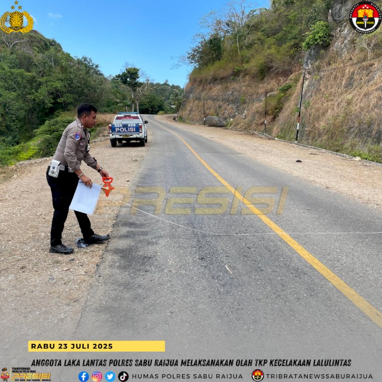 Anggota Laka Satlantas Polres Sabu Raijua melaksanakan olah TKP kecelakaan lalulintas