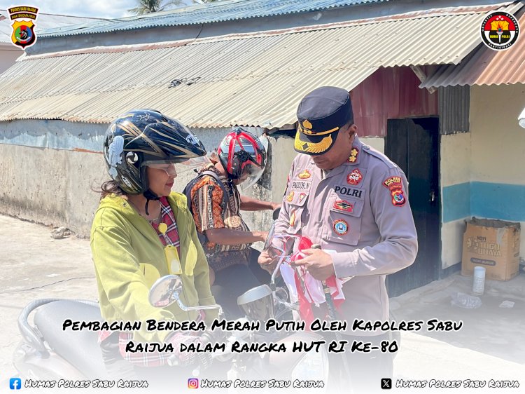 Dalam Rangka HUT RI Ke-80 Kapolres Sabu Raijua Membagi Bendera merah putih kepada masyarakat
