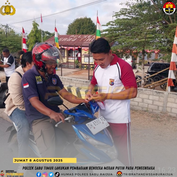 Polsek Sabu Timur Bagikan Bendera Merah Putih dan Gelar Olahraga Bersama