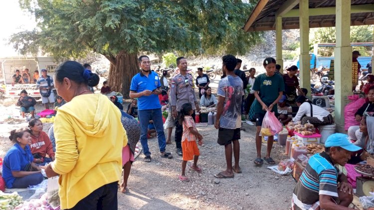 BHABINKAMTIBMAS POLSEK HAWU MEHARA GELAR PATROLI SAMBANG DAN HIMBAUAN DI PASAR TRADISIONAL DESA LEDERAGA
