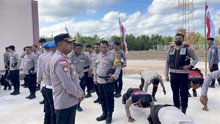Kapolres Pimpin Pemeriksaan Sikap Tanpang Pers Polres Sabu Raijua