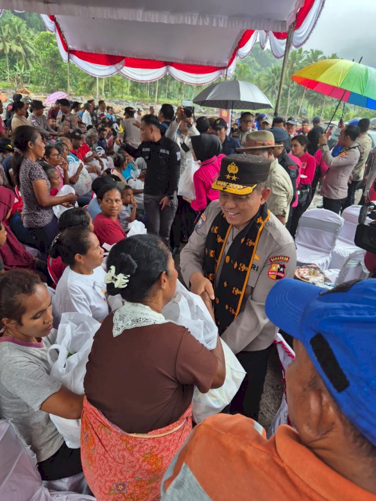 Polri Distribusikan Bantuan Kemanusiaan untuk Korban Bencana di Mauponggo, NTT