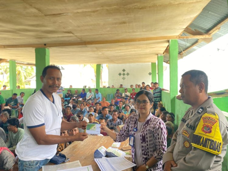 Bhabinkamtibmas Polres Sabu Raijua Lakukan Monitoring Penyaluran Kartu BPJS Ketenagakerjaan bagi Pekerja Rentan