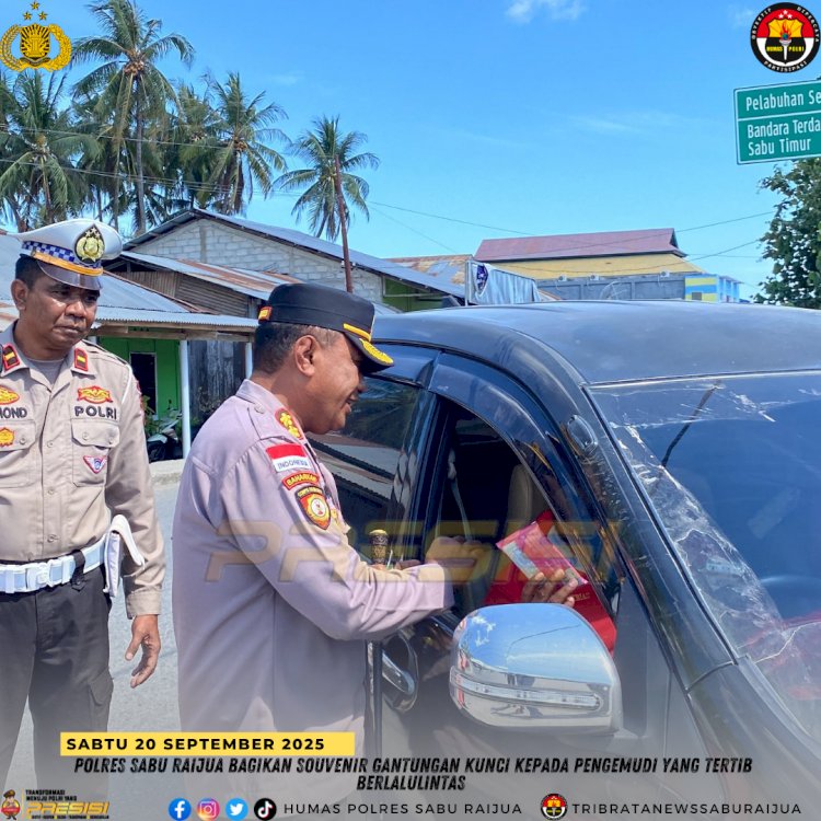 Polres Sabu Raijua Bagikan Souvenir Gantungan Kunci kepada Pengemudi yang Tertib Berlalu Lintas