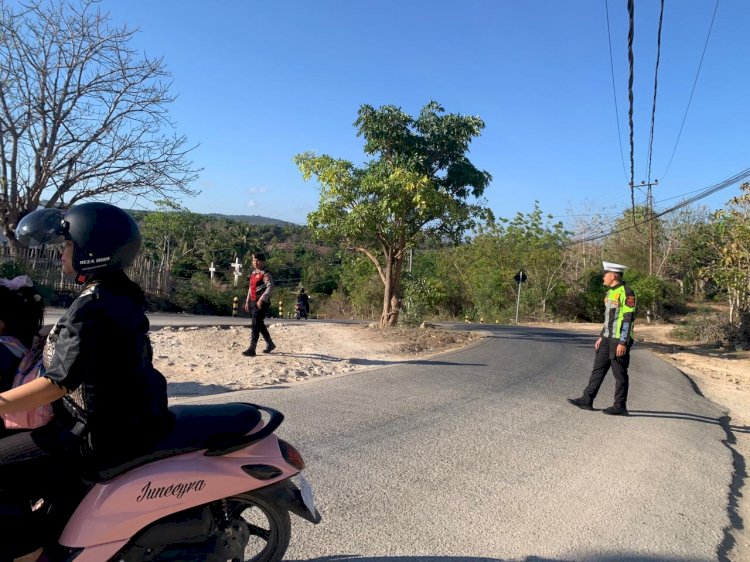 Sat Samapta Polres Sabu Raijua Laksanakan Pengaturan Strong Point di Wilayah Mebba untuk Meningkatkan Keselamatan dan Ketertiban