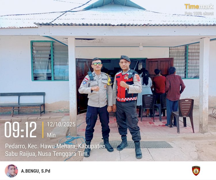 Pengamanan Gereja oleh personil Polres Sabu Raijua berjalan aman dan tertib.