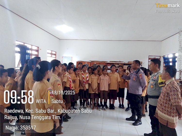 POLSEK SABU BARAT LATIH SISWA SMP NEGERI 8 SABU BARAT DISIPLIN MELALUI GLADI UPACARA DAN PELATIHAN BARIS-BERBARIS