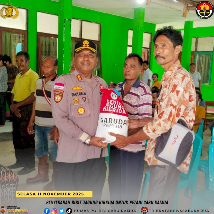 Penyerahan Bibit Jagung Hibrida untuk Petani Sabu Raijua