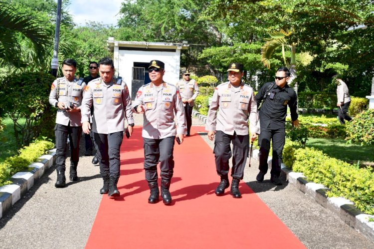 Wakapolri Komjen Pol. Dr. Dedi Prasetyo Tiba di Kupang, Disambut Hangat Kapolda NTT