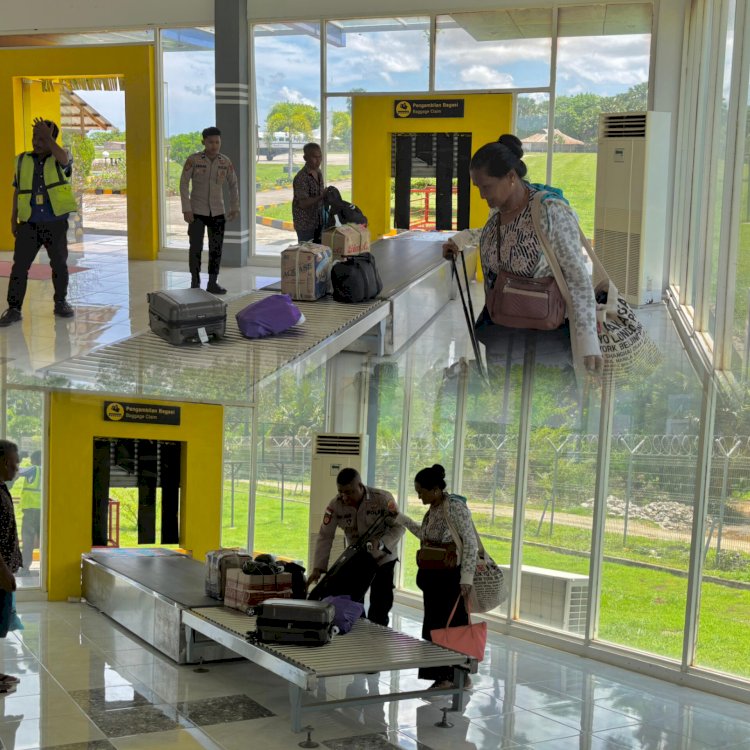 Anggota Polrses Sabu Raijua Laksanakan Pengamanan Penerbangan di Bandara Tardamu Sabu Berjalan Lancar