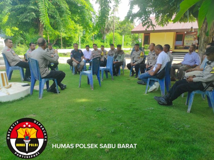 Kapolsek Sabu Barat AKP Muhamad Nawawi.SH melaksanakan Anev sekaligus pertemuan rutin bersama anggota dihalaman Polsek Sabu Barat