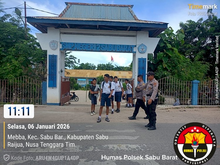 Personel Polsek Sabu Barat melaksanakan kegiatan pengaturan lalu lintas di depan SDN 1 Sabu Barat dan SMPN 2 sabu barat