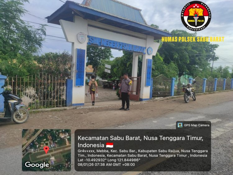 Anggota Polsek Sabu Barat melaksanakan pengaturan lalu lintas sekaligus bantu pelajar menyeberang jalan di depan SDN 1 Seba dan SMPN 2 Sabu Barat