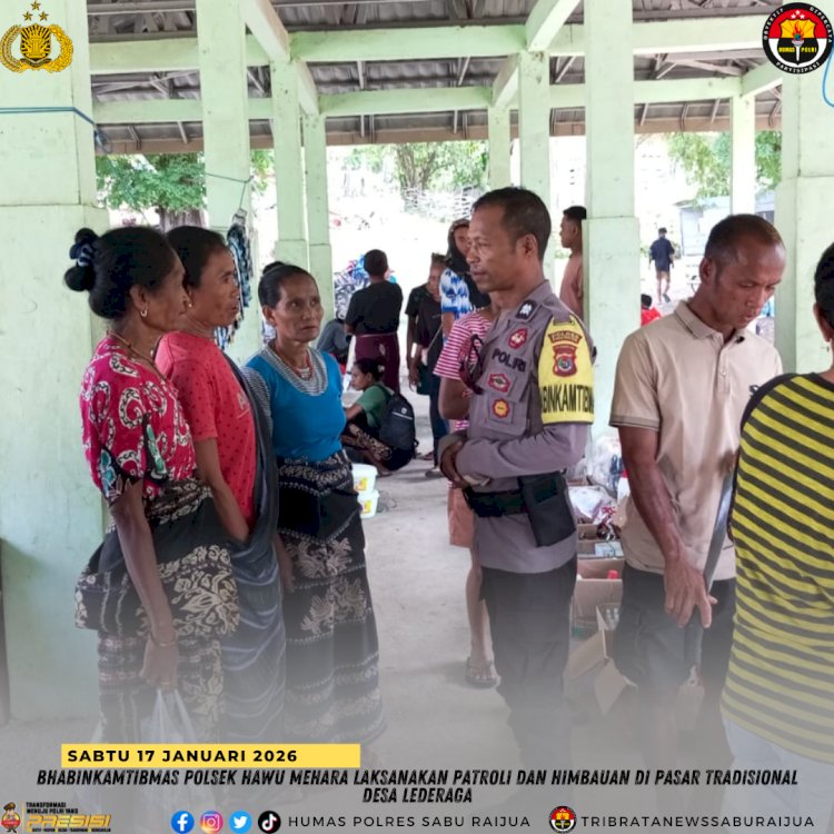 Bhabinkamtibmas Polsek Hawu Mehara Laksanakan Patroli dan Himbauan di Pasar Tradisional Desa Lederaga