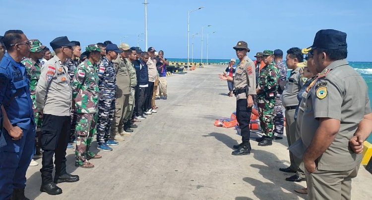 Kapolres Sabu Raijua atensi pencarian lanjutan korban remaja wanita yang jatuh dilaut.