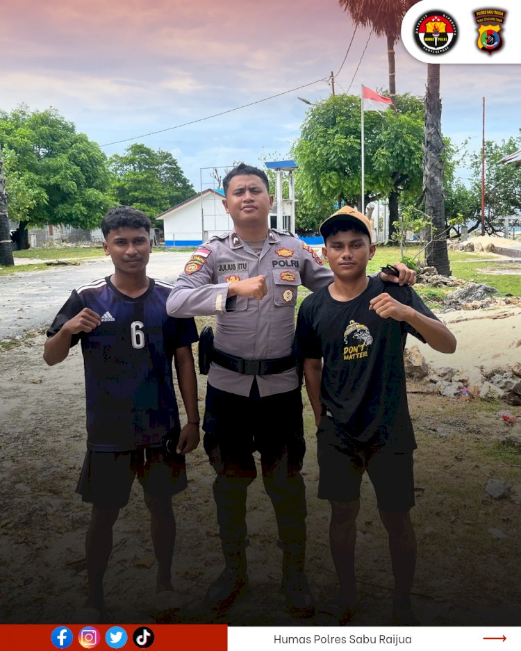 Aksi cepat Personil Polspol Raijua Bripda Julius Itu dalam mencegah terjadi tinju bebas jalanan dikecamatan Raijua