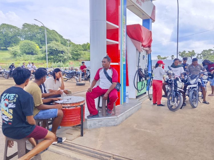 Bhabinkamtibmas Polsek Sabu Timur Laksanakan Patroli Sambang dan Monitoring Pelayanan BBM di SPBU Liae