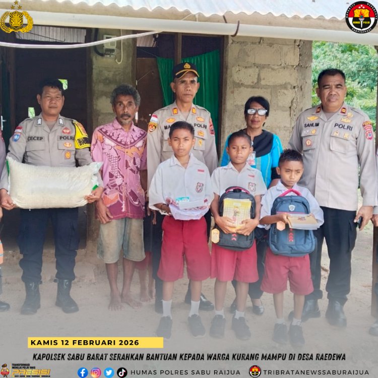 Kapolsek Sabu Barat Serahkan Bantuan kepada Warga Kurang Mampu di Desa Raedewa