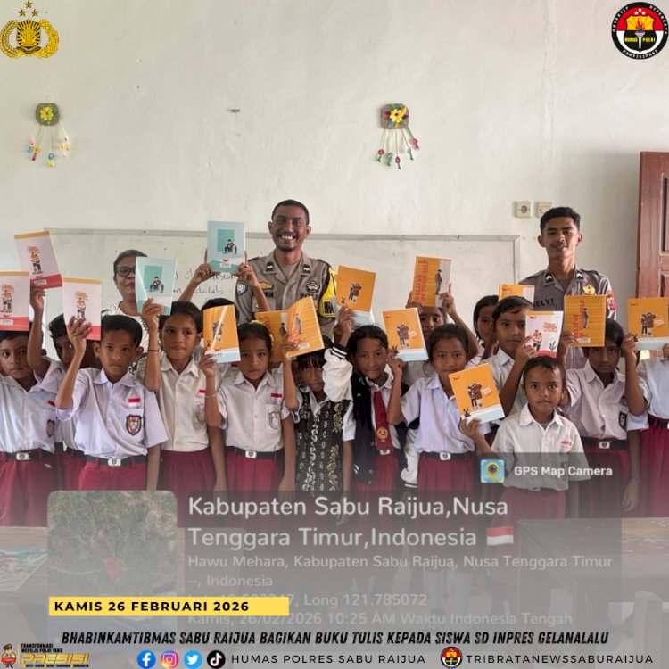 Bhabinkamtibmas Sabu Raijua Bagikan Buku Tulis kepada Siswa SD Inpres Gelanalalu