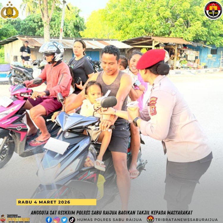 Anggota Sat Reskrim Polres Sabu Raijua Bagikan Takjil kepada Masyarakat