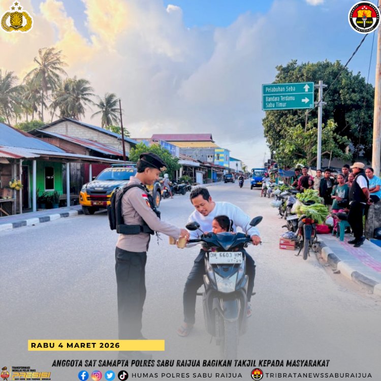 Anggota Sat Samapta Polres Sabu Raijua Bagikan Takjil kepada Masyarakat