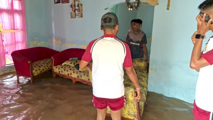 Ditpolairud Polda NTT Turun Tangan Bantu Warga Desa Bolok Bersihkan Rumah Usai Banjir