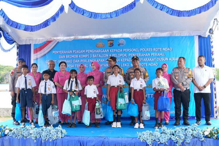 Kapolda NTT Serahkan Perahu dan Sembako untuk Anak Pesisir di Landu Leko