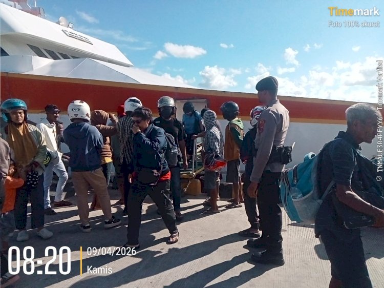 Pengamanan kedatangan dan keberangkatan kapal penumpang di pelabuhan laut Seba Sabu Raijua selama operasi Semana Santa perayaan Paskah 2026.