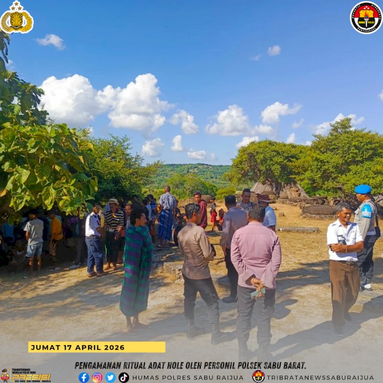 Personel Polsek Sabu Barat Amankan Ritual Adat Hole di Rumah Adat Namata